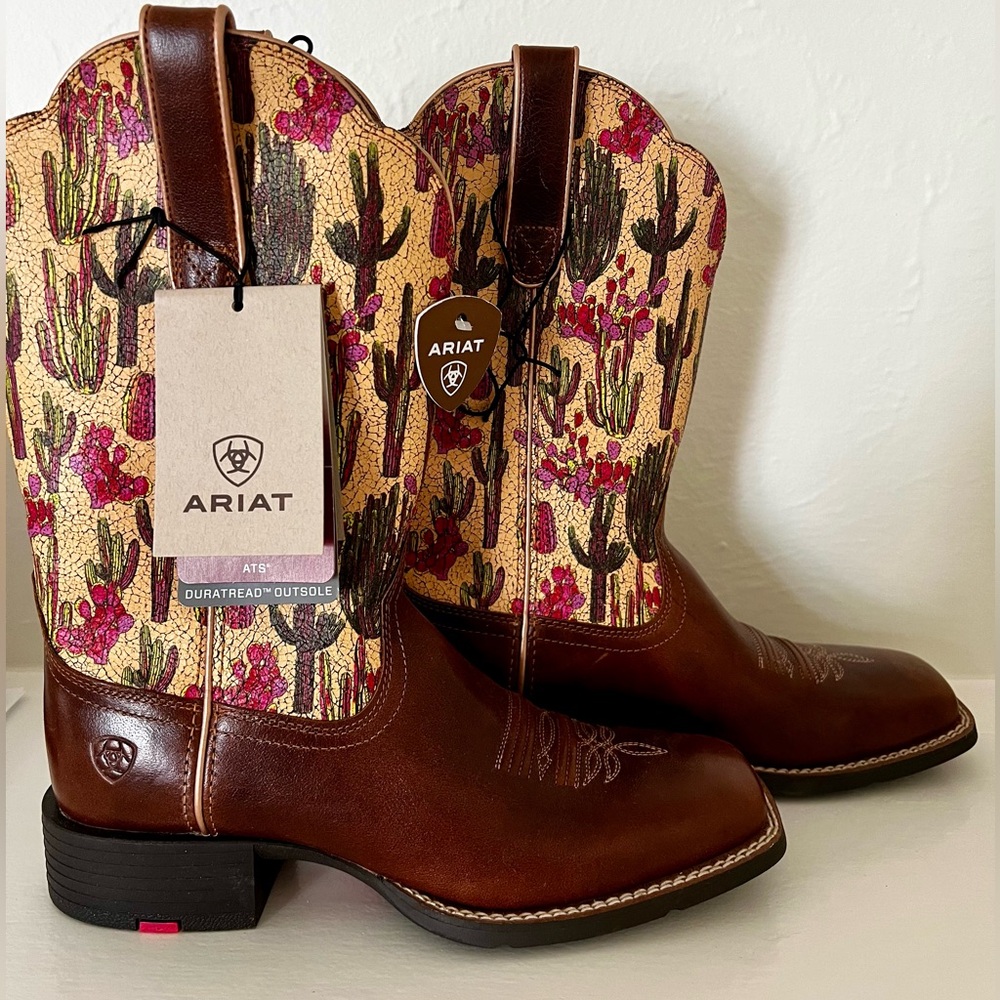 Chic cactus cowgirl boots!